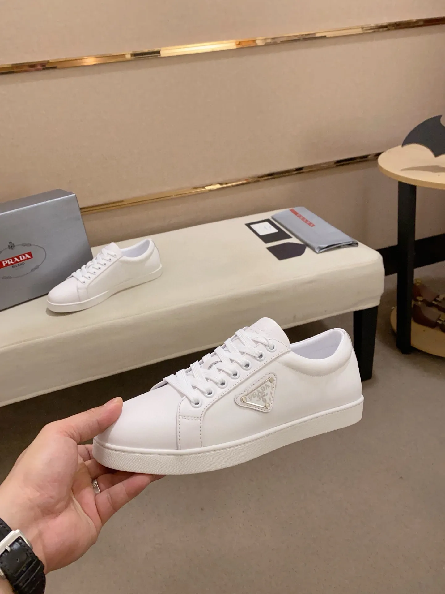 Men's shoes 💰 580💰 ✔️✔️✔️High-quality new PRADA counters are launched at the same time. The new men's shoes and 😘fabrics are selected from first-layer cowhide and are made by pure handicrafts. Lining: Full cowhide lining. 👍🏿 High-end ☄️ air-cushion molded anti-slip rubber outsole, exquisite lines, simple and elegant, comfortable and high-end for leisure travel. Code number: 38 to 44 (45 can be customized)